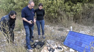 Marc Cushing et Bérénice Froment collectent les données de la station sismique sur ordinateur et disque dur. Ils sont accompagnés de Begum Sariguzel, stagiaire.