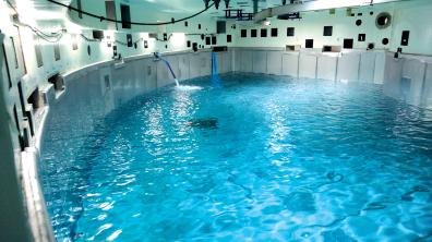 Le réservoir de sauvegarde du bâtiment réacteur est une innovation de sûreté de l’EPR de Flamanville (Manche). Des essais de mise en eau ont été réalisés pour tester l’étanchéité de son revêtement en inox.