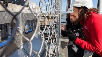 Des capteurs pour garantir le niveau de débit d’eau. Patricia Dupuy, experte à l’IRSN, inspecte avec Vanessa Munier, ingénieur référent Agression à la centrale de Cruas, les capteurs de mesure du niveau d'eau. Ils garantissent le débit d'eau nécessaire