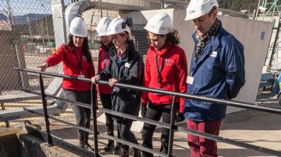 Un système anti-frasil. Les expertes de l’IRSN et les ingénieurs EDF observent le système de pompage de la recirculation d'eau chaude anti-frasil, cristaux de glace représentant un risque d’obstruction de la prise d’eau de la centrale.