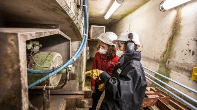 Un tambour filtrant pour la filtration fine. Vanessa Munier (au premier plan), ingénieur EDF, observe avec Patricia Dupuy, experte IRSN, le local du tambour filtrant.