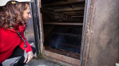 Un tambour filtrant pour la filtration fine. Patricia Dupuy, experte IRSN, observe le fonctionnement du tambour filtrant.