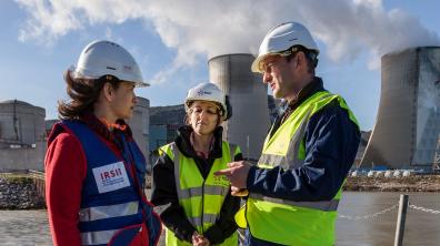 Une drome flottante pour arrêter les gros colmatants charriés par le Rhône   Véronique Bertrand, experte à l’IRSN et les ingénieurs d’EDF échangent sur la drome flottante, barrage protégeant le canal d'amenée de la centrale de Cruas (à droite sur l'image)