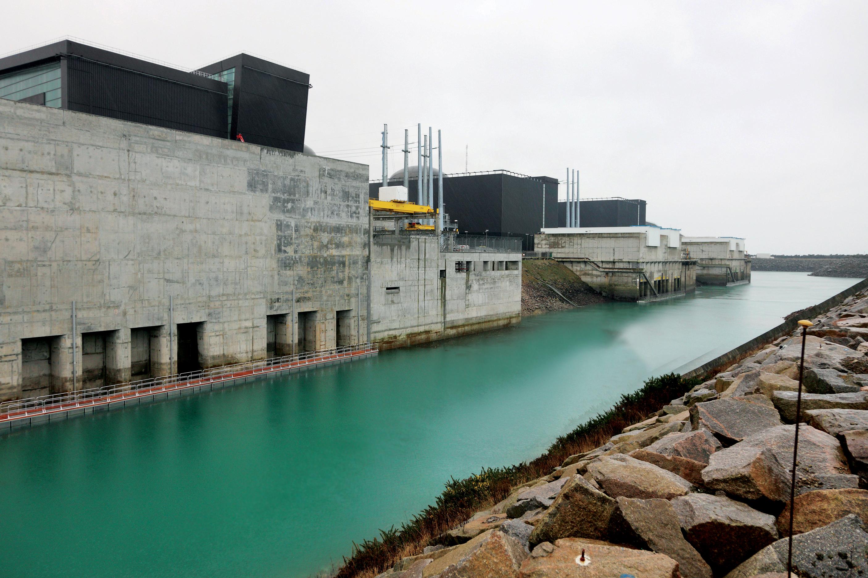 Les pertuis – ouvertures dans la façade en béton – permettent à l’eau du canal d’amenée d’entrer dans la station de pompage de l’EPR de Flamanville (Manche). 