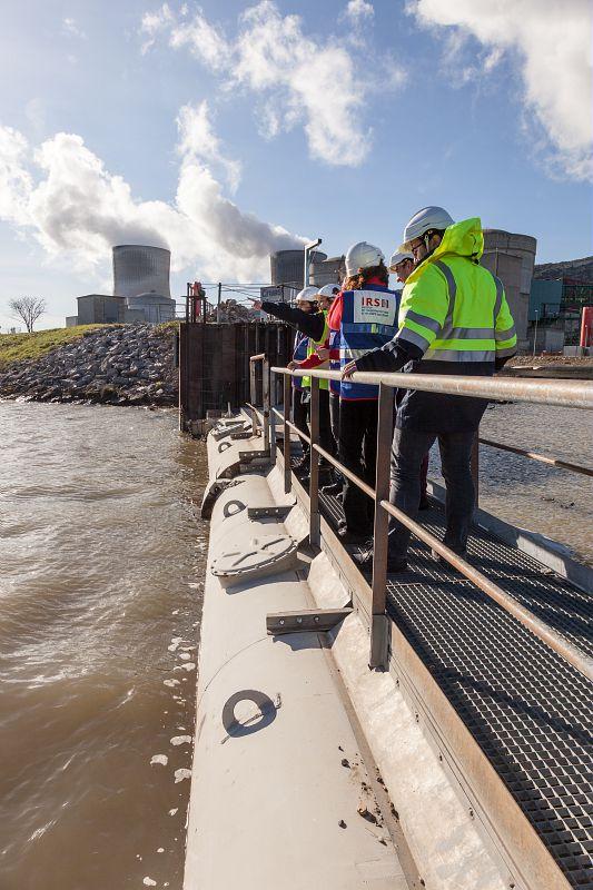 Les expertes de l’IRSN, accompagnées des équipes d’EDF sur la drome flottante. Ce barrage protège le canal d’amenée de la centrale de Cruas (Ardèche) en arrêtant les gros colmatants charriés par le Rhône.